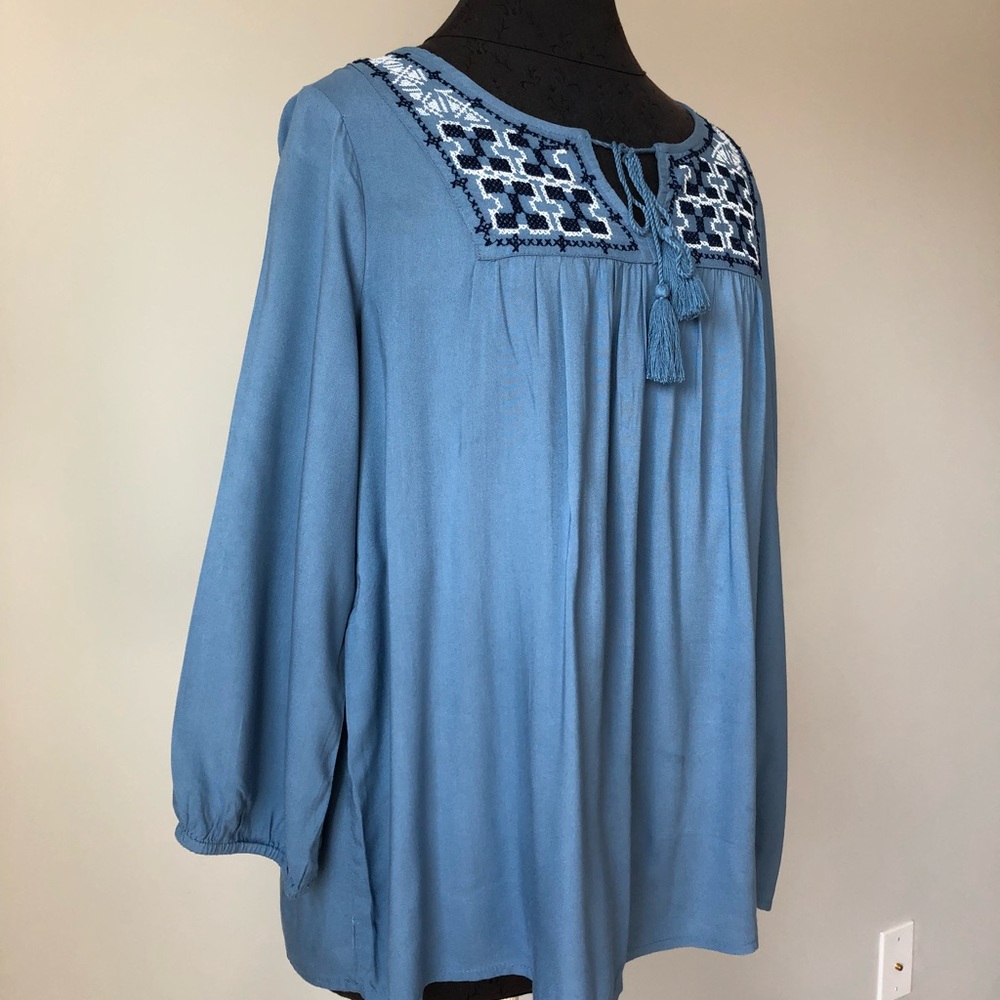 Beautiful blouse! - Picture 4 of 4